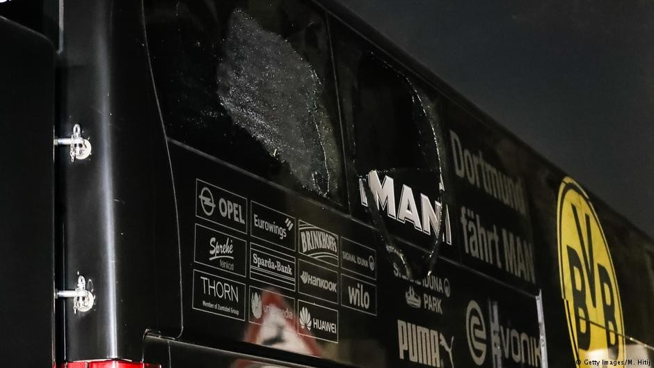 将于8月9日上映，由滕华涛执导，根据江南同名小说改编，鹿晗、舒淇领衔主演，石凉、高以翔、王宫良、王森、孙嘉灵主演的科幻战争电影《上海堡垒》今日曝光;全阵容版海报，并宣布将同步上映IMAX 3D版本